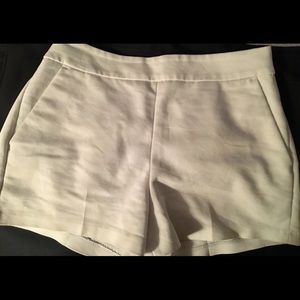 White dress shorts lined sz 00 Express